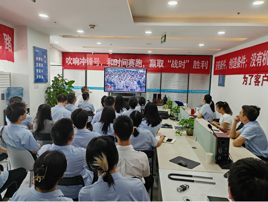 麦克威组织观看大阅兵